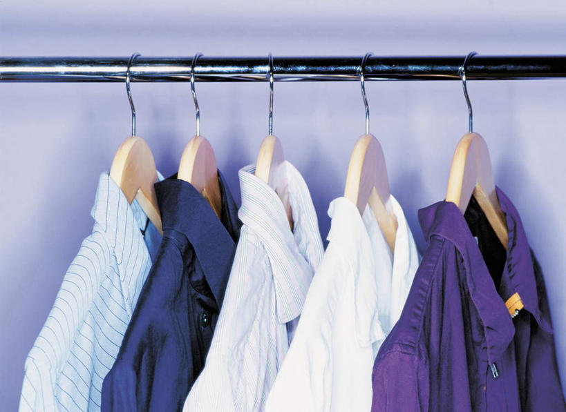 无人,横图,室内,特写,白天,正面,衬衫,柜子,静物,衣架,一排,阴影,蓝色背景,整齐,光线,影子,排列,衣橱,摄影,影棚,队列,更衣橱,五件,挂衣架,晾衣架,彩图,影棚拍摄,衬衣,拍摄