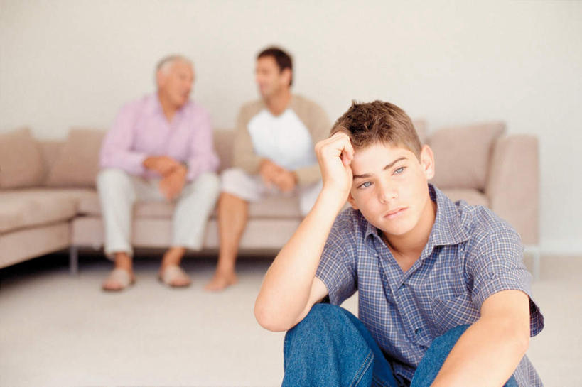 西方人,儿童,老年人,腿部,脚,脚趾,脚趾甲,腿,三个人,家庭,祖父,客厅,坐,说,横图,室内,白天,白色背景,正面,讨论,纯洁,靠垫,沙发,欧洲,欧洲人,撑,服装,朦胧,模糊,工具,墙,靠枕,注视,休闲装,光脚,墙壁,墙面,小孩,衣服,垫子,枕头,观察,看,休闲,温暖,温馨,一家人,赤脚,休闲服,可爱,童年,童趣,服饰,爷爷,观看,祖孙,和睦,察看,起居室,撑着,关注,斧头,布艺沙发,童真,烂漫,无邪,外公,外祖父,外孙,外孙子,斧子,客堂,交流,天真,老年男性,男孩,男人,男性,中年男性,白种人,孩子,脚指甲,孙子,沟通,讲话,交谈,商讨,说话,谈话,坐着,半身,彩图,融洽,男生