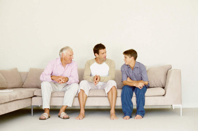 西方人,儿童,老年人,腿部,脚,脚趾,脚趾甲,腿,三个人,家庭,祖父,客厅,坐,说,横图,室内,白天,白色背景,正面,讨论,纯洁,靠垫,沙发,欧洲,欧洲人,服装,工具,墙,靠枕,注视,休闲装,光脚,墙壁,墙面,小孩,衣服,垫子,枕头,观察,看,休闲,温暖,温馨,一家人,赤脚,休闲服,可爱,童年,童趣,搭,服饰,爷爷,观看,祖孙,和睦,察看,起居室,搭着,关注,斧头,布艺沙发,童真,烂漫,无邪,外公,外祖父,外孙,外孙子,斧子,客堂,交流,天真,老年男性,男孩,男人,男性,中年男性,白种人,孩子,脚指甲,孙子,沟通,讲话,交谈,商讨,说话,谈话,坐着,彩图,全身,融洽,男生