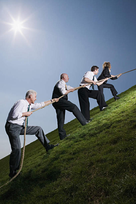 西方人,四个人,伙伴,朋友,商务人士,商务男性,商务女性,站,竖图,室外,白天,仰视,衬衫,锻炼,友谊,运动,合作,团队,拔河,草地,草坪,山,山脉,植物,欧洲,欧洲人,一排,握,阴影,套装,整齐,光线,影子,山峰,山峦,速度,拿,拿着,注视,娱乐,草,排列,蓝色,绿色,蓝天,天空,阳光,绳子,群山,天,观察,看,站着,力量,平衡,战略,握着,晴朗,观看,技巧,绳索,协调,察看,队列,关注,商务装,灵敏,工薪阶层,柔韧,万里无云,趣味,联合,合谋,耐力,抗争,配合,体育,协作,男人,男性,女人,女性,中年男性,中年女性,白种人,白领,上班族,晴空,晴空万里,站立,彩图,低角度拍摄,全身,衬衣,健身