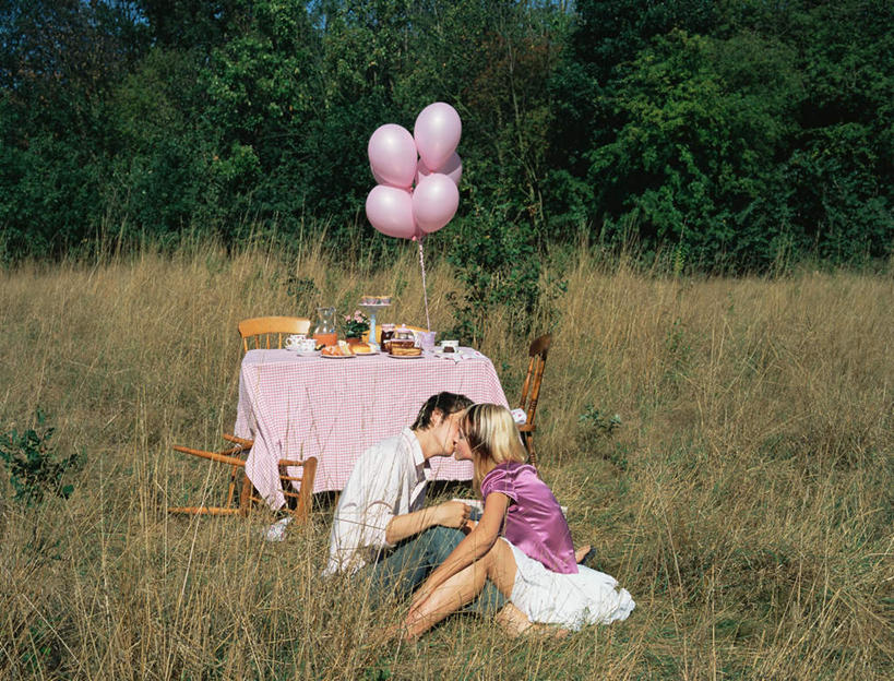 点心,果汁,西方人,两个人,坐,吻,横图,室外,白天,侧面,爱情,旅游,度假,下午茶,美景,树林,植物,桌面,桌子,椅子,欧洲,欧洲人,阴影,服装,枯萎,光线,木制,布料,影子,木椅,景观,食品,枯草,饮品,浪漫,布纹,休闲装,娱乐,桌布,草,树,树木,食物,糕点,饮料,衣服,黄色,绿色,阳光,自然,餐巾,木制品,台布,享受,休闲,温暖,温馨,休闲服,景色,恩爱,放松,恋人,服饰,生长,成长,和睦,可口,自然风光,适口,男人,男性,年轻男性,年轻女性,女人,女性,白种人,情侣,接吻,亲,亲吻,亲嘴,坐着,彩图,全身,伴侣,融洽,蛋糕