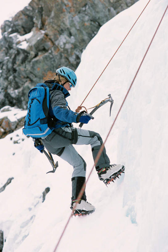 西方人,一个人,站,攀登,竖图,室外,白天,侧面,锻炼,旅游,度假,探险,安全,运动,攀岩,美景,山,雪,雪山,大雪,帽子,欧洲,欧洲人,仅一个年轻女性,仅一个女性,仅一个人,握,服装,头盔,冰,积雪,景观,山峰,雪景,冬季,冬天,带子,防护,山峦,拿,拿着,休闲装,娱乐,运动器械,极限运动,衣服,自然,安全带,安全帽,绳子,站着,享受,休闲,休闲服,爬,景色,放松,寒冷,握着,服饰,保护,绳索,冰冷,自然风光,室外运动,保险,户外运动,安全绳,保全,周全,安稳,安定,严寒,冰凉,酷寒,凛冽,凛凛,极冷,冰镐,登山装备,冒险,平安,体育,年轻女性,女人,女性,白种人,登山,攀爬,站立,彩图,全身,健身,运动器材