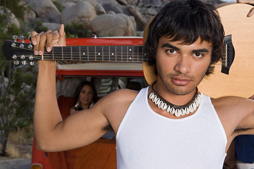 西方人,两个人,站,横图,室外,白天,正面,仰视,爱情,石头,植物,欧洲,欧洲人,服装,枯萎,石子,枯草,吉他,乐器,弦乐器,浪漫,注视,休闲装,车,草,衣服,黄色,交通工具,观察,看,扛,站着,休闲,温暖,温馨,休闲服,恩爱,恋人,服饰,观看,和睦,察看,关注,载具,弹拨弦鸣乐器,露营,野营,房车,宿营,露营车,扛在肩上,男人,男性,年轻男性,年轻女性,女人,女性,白种人,情侣,石块,岩石,站立,半身,彩图,低角度拍摄,伴侣,融洽,弹拨弦乐器