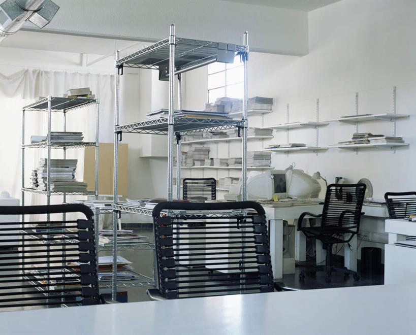 无人,办公室,横图,室内,白天,正面,阅读,家具,桌子,杂志,椅子,一排,学习,阴影,整齐,并列,并排,光线,材料,档案,文件,影子,纸,办公桌,排列,会议椅,手稿,资料,看,读书,浏览,办公椅,证明,队列,文档,平行,办公家具,商务椅,培训椅,彩图