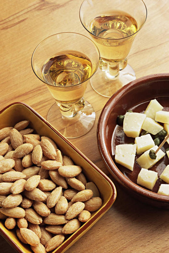 奶酪,红酒,葡萄酒,无人,竖图,室内,白天,正面,餐桌,桌子,杏仁,杯子,一堆,许多,堆叠,堆积,高脚杯,干酪,起司,红酒杯,白葡萄酒,酒类,芝士,两杯,营养,玻璃制品,酒,饮料,两个,酒杯,乳酪,餐台,堆,乳制品,发酵,玻璃杯,杏子,杏梅仁,杏核仁,木落子,苦杏仁,彩图