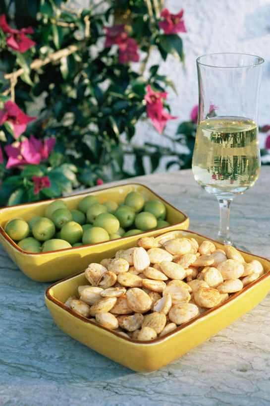 红酒,葡萄酒,无人,竖图,俯视,室外,特写,白天,餐桌,桌子,杏仁,杯子,餐具,水果,叶子,一堆,堆叠,堆积,新鲜,盛开,碟子,高脚杯,盘,生食,食品,果实,绿叶,红酒杯,白葡萄酒,酒类,一杯,花蕾,玻璃制品,酒,花,花瓣,花朵,鲜花,食物,饮料,三个,盘子,酒杯,碟,花苞,花蕊,嫩叶,有机食品,绿色食品,餐台,堆,叶,叶片,玻璃杯,杏子,杏梅仁,杏核仁,木落子,苦杏仁,彩图,高角度拍摄