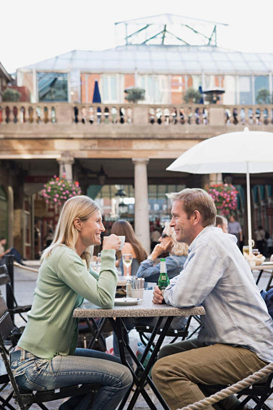 西方人,两个人,坐,笑,微笑,露齿笑,竖图,室外,白天,侧面,爱情,度假,美景,餐桌,桌子,城市风光,城市,英国,欧洲,伦敦,欧洲人,服装,伞,雨伞,遮阳伞,景观,首都,浪漫,注视,休闲装,娱乐,阳伞,相视,衣服,观察,看,享受,休闲,温暖,温馨,面对面,休闲服,景色,恩爱,放松,恋人,服饰,餐台,观看,对视,和睦,察看,西欧,关注,相对,大不列颠,大不列颠及北爱尔兰联合王国,相看,大不列颠联合王国,日不落英帝国,雾都,男人,男性,年轻男性,年轻女性,女人,女性,白种人,情侣,坐着,半身,彩图,咖啡馆,伴侣,融洽