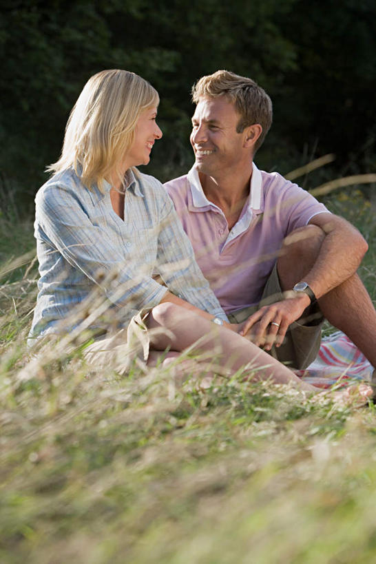 西方人,两个人,坐,抱,笑,微笑,露齿笑,竖图,室外,白天,正面,爱情,草地,草坪,植物,欧洲,欧洲人,服装,时间,时钟,手表,浪漫,计时,扭头,注视,休闲装,草,衣服,绿色,钟表,观察,看,转头,休闲,温暖,温馨,休闲服,表,恩爱,恋人,服饰,抱着,观看,腕表,和睦,察看,搂着,关注,男人,男性,年轻男性,年轻女性,女人,女性,白种人,情侣,钟,搂,搂抱,坐着,彩图,全身,伴侣,融洽