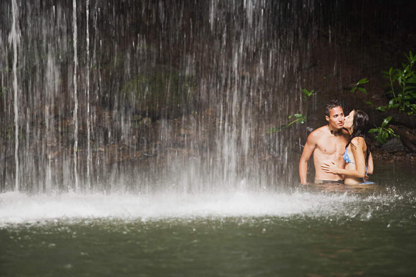 西方人,两个人,站,吻,横图,室外,白天,正面,泳装,比基尼,爱情,旅游,探险,岛屿,河流,瀑布,森林,树林,水,植物,叶子,夏威夷,欧洲,美国,欧洲人,波纹,飞溅,溅,液体,河水,水滴,水流,绿叶,涟漪,浪漫,裸露,刺激,水珠,树,树木,绿色,倒影,水纹,自然,波浪,站着,享受,休闲,温暖,温馨,嫩叶,恩爱,恋人,生长,成长,和睦,倒映,北美,北美洲,喷洒,美洲,裸,惊险,户外运动,考察,夏威夷州,爱洛哈之州,水晕,北亚美利加洲,亚美利加洲,反照,冒险,男人,男性,年轻男性,年轻女性,女人,女性,白种人,情侣,叶,叶片,跌水,列岛,群岛,诸岛,亲,亲吻,站立,半身,彩图,三点式,泳衣,伴侣,融洽,毛伊岛,茂伊岛,茂宜岛,山谷之岛
