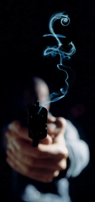 西方人,手,一个人,无人,竖图,室内,特写,白天,正面,竞争,钱,数码,科技,欧洲,欧洲人,双手,仅一个男性,仅一个人,仅一个中年男性,对抗,握,阴影,黑色背景,冲突,网络,标志,符号,钱币,枪支,文字,字符,字母,高光,几何,计算机图形,美金,拿,合成,拿着,破坏,标识,手部,武器,战争,握着,钞票,金融,纸币,手枪,经济,英镑,损坏,电脑合成图,数码合成图,攻击,威胁,对立,矛盾,兵器,防御,枪械,流通,纸钞,贸易,弹夹,写实,具体,具象,敌对,挫败,斗争,抗拒,抗衡,杀伤,威慑,子弹夹,危险,货币,现金,男人,男性,中年男性,白种人,半身,彩图