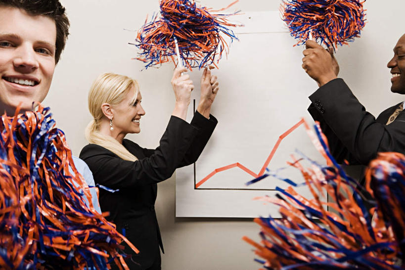 西方人,三个人,伙伴,朋友,商务人士,商务男性,商务女性,站,笑,微笑,露齿笑,横图,室内,白天,侧面,衬衫,友谊,合作,团队,数据,欧洲,欧洲人,套装,庆祝,分析,曲线,图表,墙,表格,注视,相视,墙壁,墙面,白色,观察,看,站着,四个,面对面,战略,K线图,观看,对视,庆贺,统计,折线,察看,关注,指标,祝贺,销售,相对,目标,商务装,业绩,折线图,工薪阶层,相看,联合,合谋,拉拉花,拉拉球,啦啦花,啦啦球,K线,蜡烛图,配合,协作,男人,男性,年轻男性,年轻女性,女人,女性,中年男性,白种人,白领,上班族,站立,半身,彩图,衬衣