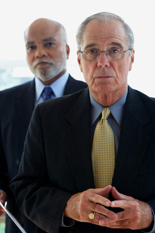 西方人,两个人,伙伴,朋友,商务人士,商务男性,站,竖图,室内,白天,正面,衬衫,爱情,友谊,合作,团队,欧洲,非洲,黑人,欧洲人,套装,眼镜,领带,浪漫,注视,装饰品,戒指,饰品,首饰,观察,看,站着,恩爱,战略,观看,老花镜,信物,察看,权利,象征,庄重,关注,商务装,身份,工薪阶层,联合,合谋,正式,地位,手饰,远视眼镜,配合,协作,老年男性,男人,男性,白种人,非洲人,白领,上班族,站立,半身,彩图,衬衣