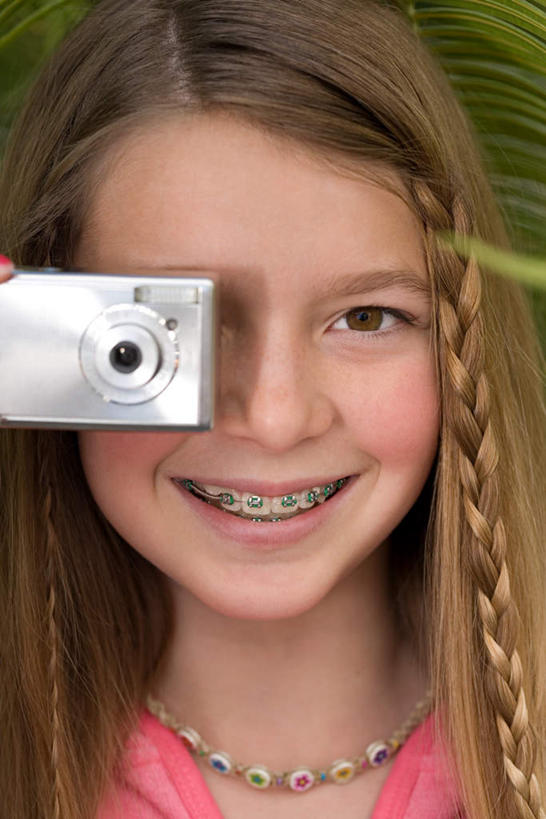 西方人,儿童,脸,头,脸颊,脖子,一个人,笑,微笑,露齿笑,竖图,室外,特写,白天,正面,纯洁,植物,棕榈树,相机,项链,叶子,欧洲,欧洲人,仅一个女性,仅一个人,服装,绿叶,注视,休闲装,装饰品,树,树木,小孩,拍照,衣服,绿色,自然,饰品,首饰,数码相机,观察,看,仅一个小孩,休闲,休闲服,嫩叶,可爱,童年,童趣,摄影,服饰,生长,成长,观看,察看,关注,童真,烂漫,无邪,棕榈叶,天真,女孩,女人,女性,白种人,孩子,头部,脖,颈,颈部,脸部,脸蛋,面部,叶,叶片,照相机,半身,彩图,照相,女生