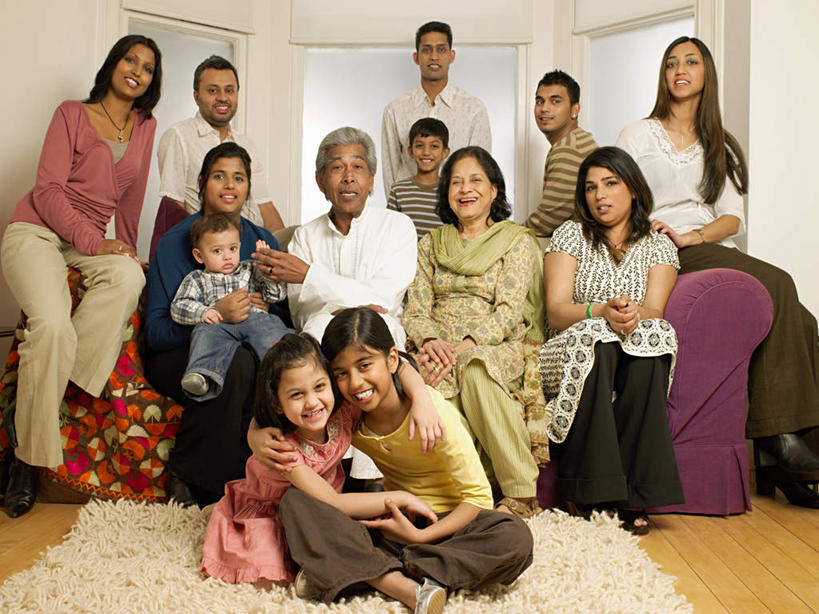 儿童,老年人,母亲,父亲,女儿,祖母,祖父,三代同堂,客厅,坐,跪,抱,笑,微笑,横图,室内,白天,正面,纯洁,地毯,沙发,亚洲,服装,装饰,编织,手工艺品,墙,织物,许多人,注视,休闲装,祖孙三代,墙壁,墙面,小孩,衣服,白色,工艺品,观察,看,一群人,休闲,温暖,温馨,父女,母女,休闲服,父爱,可爱,母爱,童年,童趣,服饰,奶奶,爷爷,抱着,观看,祖孙,华丽,修饰,点缀,和睦,察看,起居室,搂着,关注,布艺沙发,童真,烂漫,无邪,外婆,外孙女,外祖母,外公,外祖父,外孙,外孙子,衬托,美观,雅致,雅观,客堂,天真,老年男性,老年女性,男孩,男人,男性,年轻男性,年轻女性,女孩,女人,女性,亚洲人,印度人,孩子,年轻人,全家福,孙女,孙子,跪着,搂,搂抱,坐着,彩图,全身,融洽,男生,女生,爸爸,多代同堂,妈妈