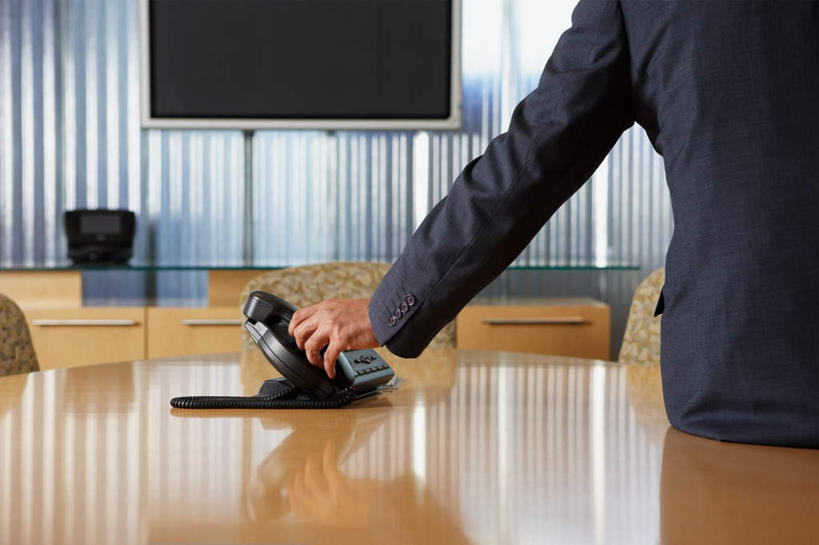 西方人,手,一个人,商务人士,商务男性,办公室,坐,打电话,横图,室内,白天,衬衫,家具,桌子,电话,电视,欧洲,欧洲人,仅一个男性,仅一个人,仅一个中年男性,握,套装,办公桌,拿,拿着,通讯设备,背面,话筒,手部,电话线,握着,单手,彩电,商务装,工薪阶层,办公家具,彩色电视机,显像管屏,显像管屏幕,交流,男人,男性,中年男性,白种人,白领,上班族,电话机,电视机,沟通,通话,坐着,半身,彩图,衬衣