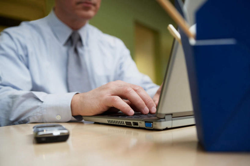 西方人,一个人,商务人士,商务男性,办公室,坐,打电话,横图,室内,白天,仰视,衬衫,电脑,笔记本电脑,家具,筷子,桌子,餐具,电话,手机,欧洲,欧洲人,仅一个男性,仅一个人,仅一个中年男性,敲打,套装,朦胧,模糊,网络,纸盒,办公桌,领带,文化,输入,通讯设备,传统,盒子,包装盒,打字,外卖,点击,礼节,敲击,无线,象征,庄重,礼仪,通信设备,商务装,身份,无线网络,无线上网,便携式电脑,工薪阶层,办公家具,正式,地位,交流,按键,手提电脑,男人,男性,中年男性,白种人,白领,上班族,进餐用具,沟通,通话,坐着,半身,彩图,低角度拍摄,衬衣