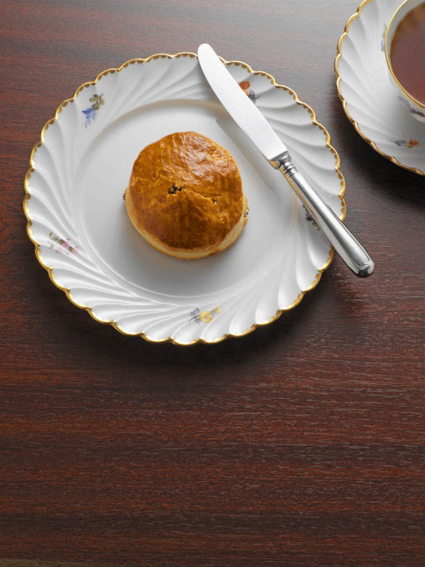 点心,无人,竖图,俯视,室内,特写,白天,下午茶,餐桌,桌子,杯子,餐具,一把,阴影,花纹,装饰,反射,碟子,工具,盘,影子,红茶,食品,刀具,食物,糕点,两个,一个,盘子,水杯,碟,刀,奶油蛋糕,单个,餐台,华丽,修饰,点缀,餐刀,衬托,美观,雅致,雅观,磅蛋糕,茶杯,彩图,高角度拍摄,蛋糕