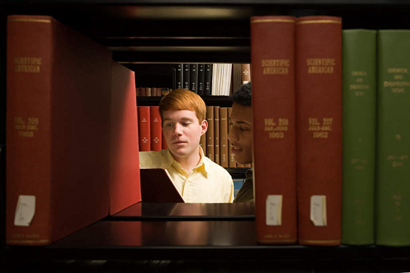 西方人,一个人,图书馆,站,横图,室内,白天,正面,看书,阅读,书架,书籍,欧洲,欧洲人,仅一个男性,仅一个人,一排,许多,学习,服装,整齐,并列,并排,走道,走廊,过道,很多,注视,休闲装,排列,仅一个年轻男性,衣服,书本,观察,看,站着,休闲,休闲服,读书,浏览,服饰,观看,察看,队列,关注,平行,浏览室,男人,男性,年轻男性,白种人,书,图书,站立,半身,彩图,书库,图书库,阅览室