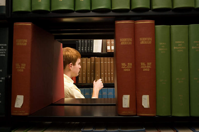 西方人,一个人,图书馆,站,横图,室内,白天,看书,阅读,书架,书籍,欧洲,欧洲人,仅一个男性,仅一个人,一排,许多,学习,服装,整齐,并列,并排,英文,标志,文字,字符,字母,很多,注视,休闲装,标识,排列,仅一个年轻男性,背面,衣服,书本,观察,看,站着,休闲,休闲服,读书,浏览,服饰,观看,英文字母,察看,队列,关注,平行,浏览室,男人,男性,年轻男性,白种人,书,图书,站立,半身,彩图,书库,图书库,阅览室