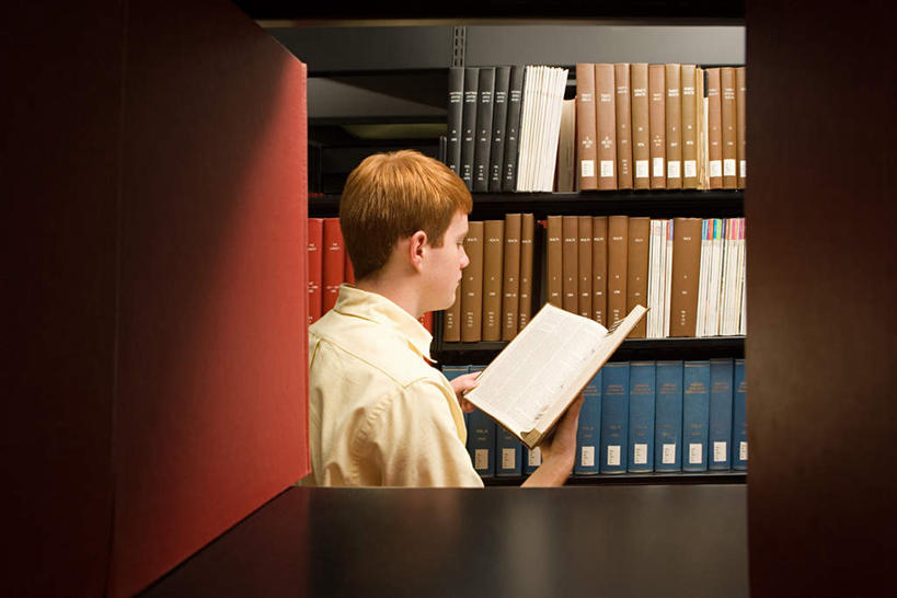 西方人,一个人,图书馆,站,横图,室内,白天,看书,阅读,书架,书籍,欧洲,欧洲人,仅一个男性,仅一个人,一排,许多,学习,服装,整齐,并列,并排,英文,标志,文字,字符,字母,很多,注视,休闲装,标识,排列,仅一个年轻男性,背面,衣服,书本,观察,看,站着,休闲,休闲服,读书,浏览,服饰,观看,英文字母,察看,队列,关注,平行,浏览室,男人,男性,年轻男性,白种人,书,图书,站立,半身,彩图,书库,图书库,阅览室