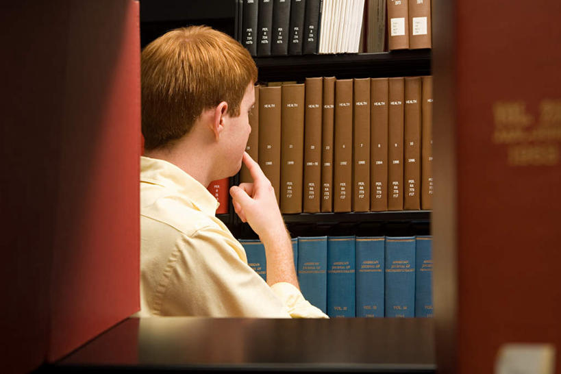 西方人,一个人,图书馆,站,横图,室内,白天,看书,阅读,书架,书籍,欧洲,欧洲人,仅一个男性,仅一个人,一排,许多,学习,服装,整齐,并列,并排,英文,标志,文字,字符,字母,很多,休闲装,标识,排列,仅一个年轻男性,背面,衣服,书本,看,站着,休闲,休闲服,读书,浏览,服饰,英文字母,队列,平行,浏览室,男人,男性,年轻男性,白种人,书,图书,站立,半身,彩图,书库,图书库,阅览室