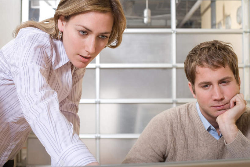 西方人,两个人,伙伴,朋友,商务人士,商务男性,商务女性,站,说,横图,室内,白天,正面,衬衫,讨论,友谊,合作,团队,电脑,笔记本电脑,窗户,欧洲,欧洲人,撑,指,套装,网络,托腮,注视,指点,通讯设备,玻璃窗,耳环,观察,看,托,站着,战略,观看,一台,察看,无线,指向,关注,托下巴,通信设备,商务装,无线网络,无线上网,便携式电脑,工薪阶层,联合,合谋,耳饰,交流,配合,协作,手提电脑,男人,男性,年轻男性,年轻女性,女人,女性,白种人,白领,上班族,沟通,讲话,交谈,商讨,说话,谈话,站立,半身,彩图,衬衣