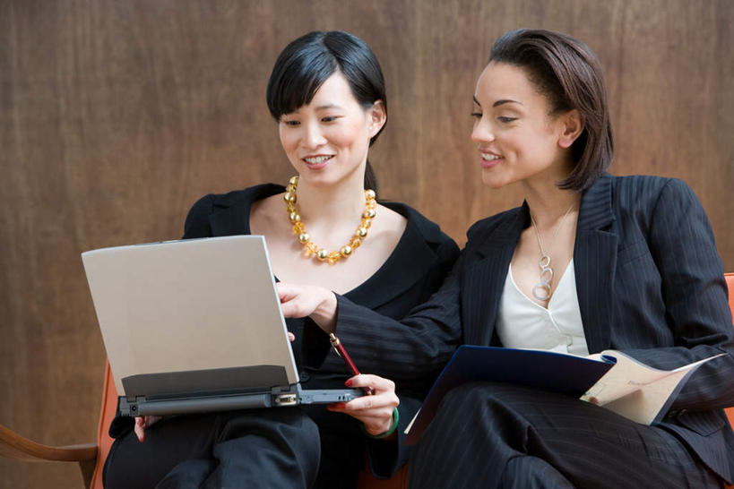 东方人,西方人,两个人,伙伴,朋友,商务人士,商务女性,坐,笑,微笑,露齿笑,横图,室内,白天,正面,友谊,合作,团队,电脑,笔记本电脑,沙发,项链,欧洲,非洲,黑人,欧洲人,亚洲,握,指,套装,网络,拿,拿着,注视,指点,黄种人,通讯设备,装饰品,饰品,首饰,观察,看,战略,握着,观看,察看,无线,指向,关注,通信设备,商务装,无线网络,布艺沙发,无线上网,便携式电脑,工薪阶层,联合,合谋,配合,协作,手提电脑,年轻女性,女人,女性,非洲人,亚洲人,白领,上班族,坐着,半身,彩图