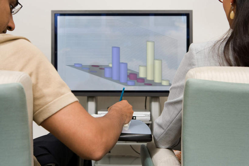 东方人,西方人,两个人,伙伴,朋友,商务人士,商务男性,商务女性,办公室,坐,横图,室内,白天,衬衫,友谊,合作,团队,家具,桌子,电视,椅子,欧洲,欧洲人,亚洲,握,套装,材料,档案,文件,眼镜,纸,办公桌,墙,拿,拿着,黄种人,墙壁,墙面,背面,会议椅,手稿,资料,战略,握着,办公椅,证明,彩电,文档,商务装,近视眼镜,工薪阶层,办公家具,联合,合谋,商务椅,培训椅,彩色电视机,显像管屏,显像管屏幕,配合,协作,男人,男性,年轻男性,年轻女性,女人,女性,白种人,亚洲人,白领,上班族,电视机,坐着,半身,彩图,衬衣