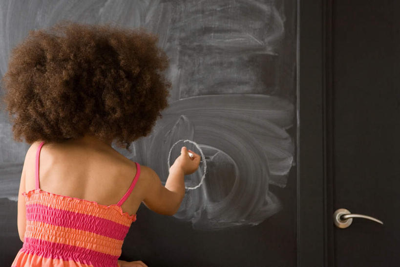 西方人,儿童,一个人,学校,站,横图,室内,白天,抽象,裙子,绘画,纯洁,门,欧洲,非洲,黑人,欧洲人,仅一个女性,仅一个人,握,条纹,连衣裙,艺术,笔,彩绘,工具,图案,艺术品,古典,拿,拿着,文化,校园,小孩,背面,把手,粉笔,门把手,学习用品,黑板,工艺品,门框,品味,站着,仅一个小孩,教室,概念,可爱,童年,童趣,教学,握着,吊带裙,门把,文具用品,美术,高雅,童真,烂漫,无邪,美学,耐磨,白垩,图文,教学黑板,天真,女孩,女人,女性,非洲人,孩子,画画,拉手,站立,半身,彩图,涂鸦,女生