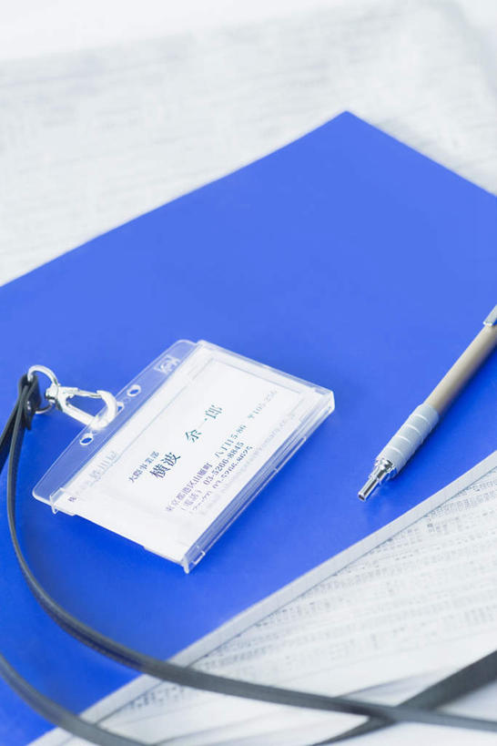 无人,办公室,竖图,俯视,室内,特写,白天,家具,桌子,静物,英文,笔,标志,材料,档案,文件,文字,纸,字符,字母,办公桌,办公用品,标识,吊牌,水笔,文具,手稿,胸牌,学习用品,资料,英文字母,文具用品,证明,徽章,文档,身份,胸章,胸卡,办公家具,编号牌,雕刻牌,工号牌,胸号牌,胸徽,员工牌,彩图,高角度拍摄