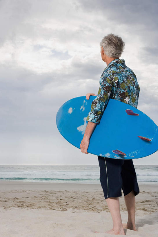 西方人,一个人,站,竖图,室外,白天,海浪,海洋,沙滩,欧洲,欧洲人,仅一个男性,仅一个人,握,服装,冲浪板,沙子,海岸,浪花,水平线,辽阔,海平线,沙地,拿,拿着,休闲装,运动器械,背面,衣服,海水,站着,仅一个老年男性,休闲,广阔,休闲服,健身器械,握着,服饰,一望无际,健身器材,海景,无边无际,一马平川,冲浪装备,老年男性,男人,男性,白种人,大海,风浪,海,海水的波动,海滩,近岸浪,涌浪,站立,彩图,全身,水天相接,水天一线,运动器材