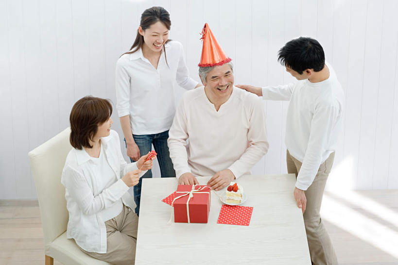 四个人,家庭,夫妻,母亲,父亲,儿子,站,坐,笑,微笑,露齿笑,横图,俯视,室内,白天,爱情,餐桌,桌子,礼盒,礼物,帽子,椅子,纸质,服装,纸盒,墙,浪漫,注视,休闲装,生日帽,墙壁,墙面,盒子,衣服,红色,白色,包装盒,礼品盒,观察,看,站着,休闲,温暖,温馨,父子,母子,一家人,休闲服,恩爱,父爱,母爱,搭,恋人,服饰,礼品,餐台,观看,和睦,察看,小丑帽,搭着,关注,三角帽,狂欢帽,派对帽,聚会帽,纸帽,一顶,老年男性,老年女性,男人,男性,女人,女性,中年男性,中年女性,夫妇,情侣,站立,坐着,半身,彩图,高角度拍摄,伴侣,融洽