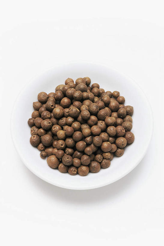 咖哩,无人,竖图,俯视,室内,特写,白天,白色背景,桌面,桌子,餐具,一堆,堆叠,堆积,木制,碟子,盘,调料,调味,香料,佐料,黑胡椒,调味品,调味料,咖喱,一个,盘子,木制品,碟,摄影,影棚,单个,堆,配料,作料,胡椒,彩图,高角度拍摄,影棚拍摄,拍摄