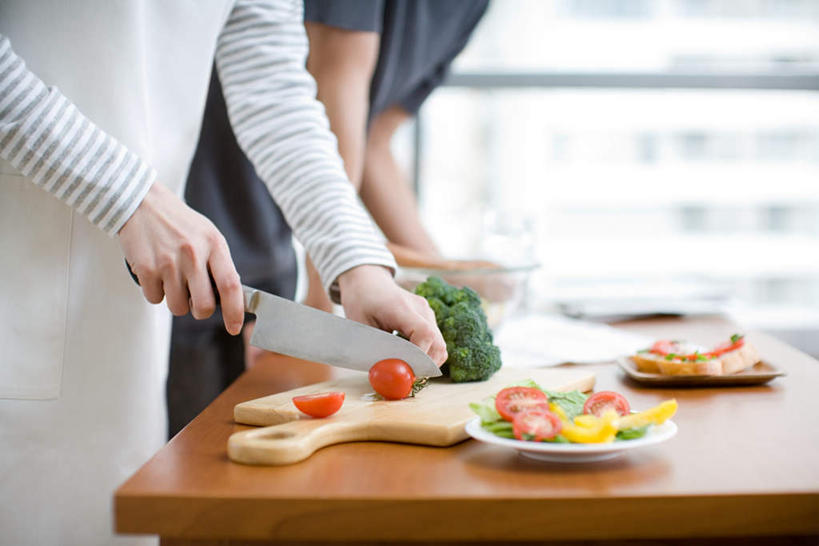 点心,面包,西方人,两个人,家庭,夫妻,站,横图,室内,白天,侧面,爱情,餐桌,厨房,窗户,落地窗,桌子,蔬菜,西红柿,餐具,玻璃,金属制品,欧洲,欧洲人,握,服装,朦胧,模糊,新鲜,金属,碟子,工具,盘,围裙,花菜,花椰菜,生菜,莴苣,西兰花,料理,食品,面点,案板,刀具,浪漫,拿,拿着,休闲装,玻璃窗,玻璃制品,砧板,食物,糕点,衣服,盘子,容器,碟,碗,刀,站着,休闲,温暖,温馨,一家人,休闲服,恩爱,握着,恋人,服饰,有机食品,绿色食品,餐台,储藏,和睦,储存,菜刀,春菜,鹅仔菜,莴仔菜,千金菜,切菜刀,叶用莴苣,男人,男性,年轻男性,年轻女性,女人,女性,白种人,年轻人,夫妇,情侣,番茄,站立,半身,彩图,灶间,伴侣,融洽,贮存