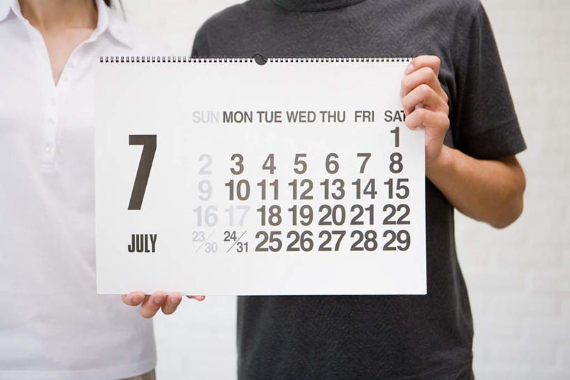 西方人,中年人,手,两个人,家庭,夫妻,站,横图,室内,白天,正面,爱情,台历,欧洲,欧洲人,握,服装,时间,英文,标志,数字,文字,字符,字母,浪漫,拿,计时,拿着,休闲装,标识,衣服,站着,休闲,温暖,温馨,一家人,手部,休闲服,恩爱,握着,恋人,阿拉伯数字,服饰,英文字母,日期,和睦,男人,男性,女人,女性,中年男性,中年女性,白种人,夫妇,情侣,日历,站立,半身,彩图,伴侣,融洽