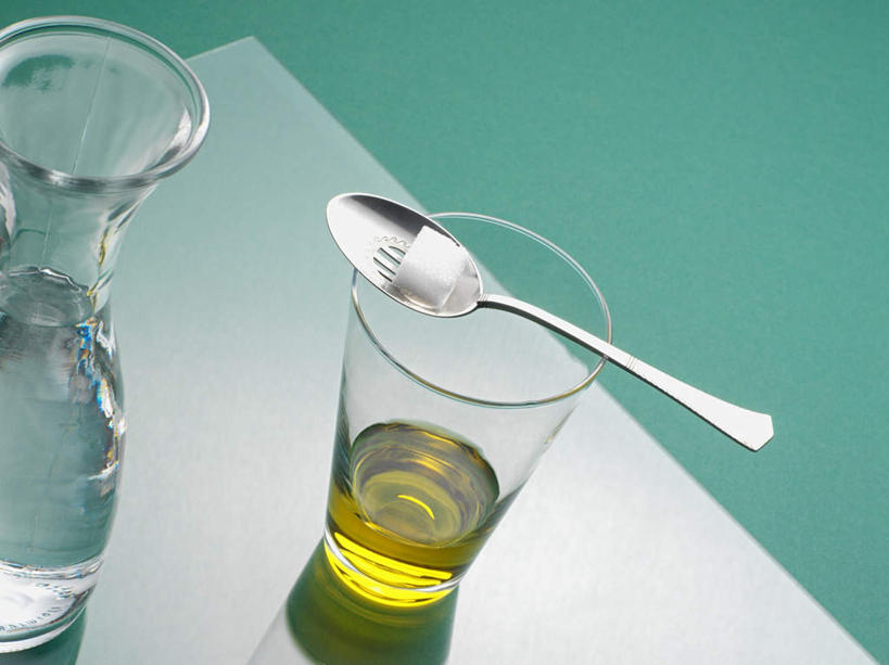 无人,横图,俯视,室内,特写,白天,餐桌,桌子,杯子,绿色背景,阴影,反射,影子,勺子,酒类,一杯,玻璃制品,酒,饮料,三个,水杯,调羹,汤匙,摄影,影棚,餐台,蒸馏酒,苦艾酒,玻璃杯,彩图,高角度拍摄,影棚拍摄,拍摄