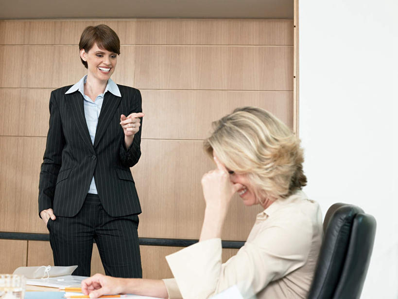 西方人,两个人,伙伴,朋友,商务人士,商务女性,办公室,站,坐,笑,微笑,露齿笑,横图,室内,白天,正面,友谊,合作,团队,家具,桌子,椅子,欧洲,欧洲人,许多,指,套装,材料,档案,文件,办公桌,墙,指点,墙壁,墙面,白色,会议椅,资料,站着,思考,战略,办公椅,指向,文档,商务装,工薪阶层,办公家具,联合,合谋,商务椅,培训椅,思虑,配合,协作,女人,女性,中年女性,白种人,白领,上班族,站立,坐着,半身,彩图