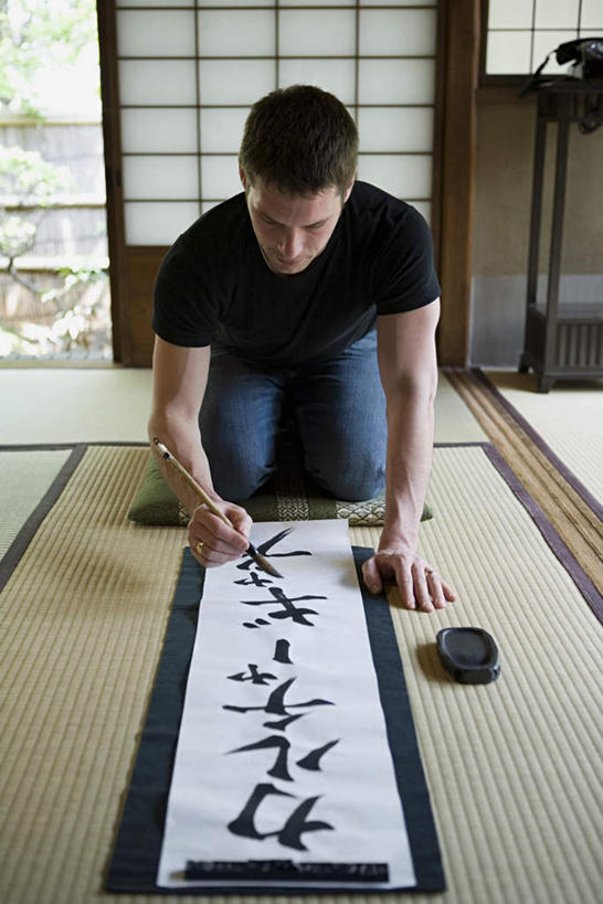 西方人,一个人,跪,打电话,竖图,室内,白天,正面,窗户,门,桌面,桌子,电话,欧洲,欧洲人,仅一个男性,仅一个人,一排,拉门,握,写,服装,整齐,木制,日文,笔,标志,材料,档案,毛笔,文件,文字,砚台,纸,字符,墙,办公用品,拿,拿着,注视,休闲装,通讯设备,标识,移门,玻璃窗,墙壁,墙面,文具,排列,仅一个年轻男性,衣服,白色,话筒,木制品,手稿,学习用品,资料,低头,观察,看,休闲,休闲服,电话线,握着,服饰,观看,文具用品,证明,察看,队列,关注,文档,日语,障子,纸门,拉窗,纸拉窗,纸拉门,交流,男人,男性,年轻男性,白种人,电话机,沟通,跪着,通话,彩图,全身