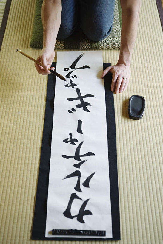 西方人,一个人,跪,竖图,俯视,室内,白天,欧洲,欧洲人,仅一个年轻女性,仅一个女性,仅一个人,一排,一张,握,服装,整齐,日文,笔,标志,材料,档案,毛笔,文件,文字,席子,砚台,纸,字符,办公用品,拿,拿着,休闲装,标识,文具,排列,衣服,手稿,学习用品,资料,休闲,休闲服,握着,服饰,文具用品,证明,队列,文档,日语,年轻女性,女人,女性,白种人,跪着,半身,彩图,高角度拍摄