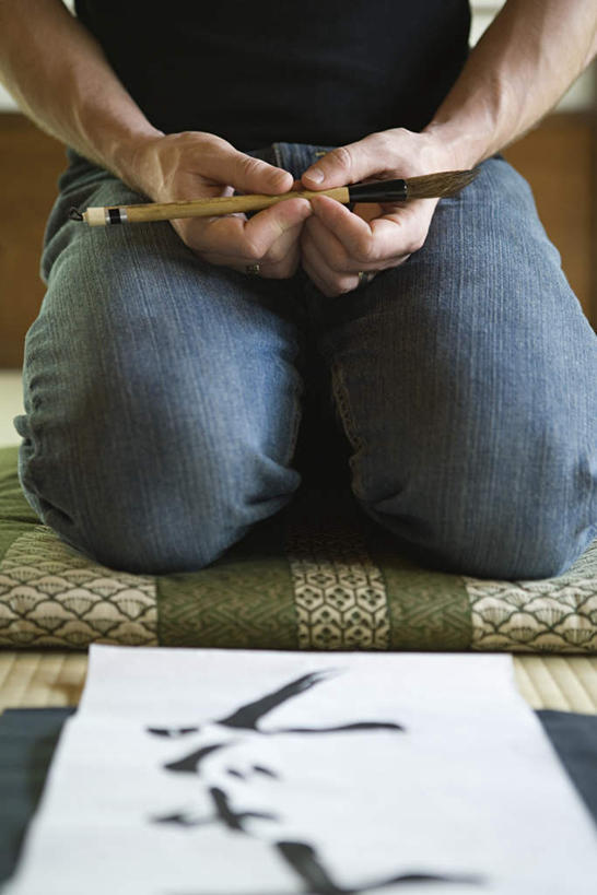 西方人,手,一个人,跪,竖图,室内,特写,白天,正面,欧洲,欧洲人,双手,仅一个男性,仅一个人,仅一个中年男性,一排,握,服装,朦胧,模糊,整齐,日文,笔,标志,材料,档案,毛笔,文件,文字,纸,字符,墙,棕色,办公用品,拿,拿着,休闲装,标识,墙壁,墙面,文具,排列,一个,一只,衣服,手稿,学习用品,资料,垫子,休闲,手部,休闲服,握着,服饰,单个,文具用品,证明,队列,文档,日语,男人,男性,中年男性,白种人,跪着,半身,彩图