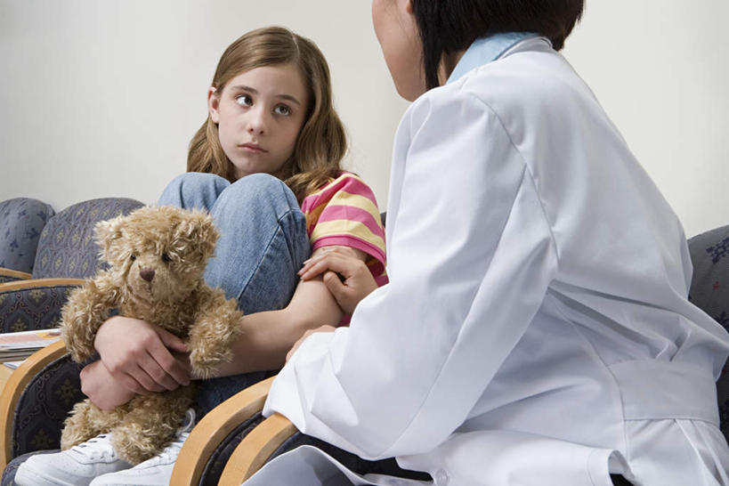 背部,两个人,医生,病人,医院,坐,横图,室内,白天,正面,工作服,制服,游戏,纯洁,沙发,熊,玩具,服装,玩偶,墙,泰迪熊,玩,休闲装,娱乐,相视,墙壁,墙面,一个,衣服,白色,玩具熊,医护人员,医疗人员,休闲,面对面,休闲服,可爱,童年,童趣,益智,服饰,毛绒玩具,单个,对视,安慰,抚慰,慰藉,白大褂,发泄,消遣,相对,布艺沙发,童真,烂漫,无邪,医疗机构,相看,宣泄,罗斯福熊,工作制服,劝慰,天真,年轻女性,女孩,女人,女性,大夫,患者,就医者,玩耍,嬉戏,坐着,半身,彩图,工作套服,病院,诊所