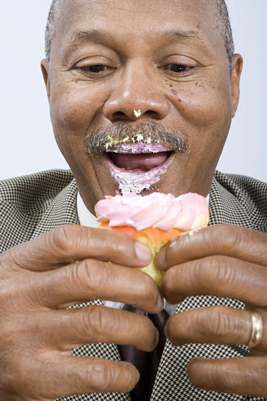 西方人,脸,头,脸颊,手,一个人,商务人士,商务男性,笑,微笑,露齿笑,竖图,室内,特写,白天,正面,衬衫,爱情,欧洲,非洲,黑人,欧洲人,双手,仅一个男性,仅一个人,仅一个中年男性,握,套装,冰激凌,浪漫,凌乱,清凉,拿,拿着,注视,装饰品,戒指,饰品,首饰,冷饮,观察,看,舒服,手部,冰淇淋,恩爱,握着,观看,信物,解暑,察看,混乱,权利,关注,解渴,商务装,雪糕,工薪阶层,舒爽,手饰,冰糕,消暑,纷乱,缭乱,庞杂,男人,男性,中年男性,非洲人,头部,脸部,脸蛋,面部,白领,上班族,半身,彩图,衬衣