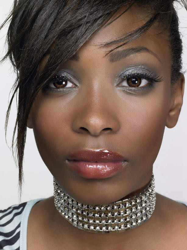 西方人,脸,头,脸颊,一个人,竖图,室内,特写,白天,白色背景,正面,项链,欧洲,非洲,黑人,欧洲人,仅一个年轻女性,仅一个女性,仅一个人,服装,注视,肩膀,装饰品,衣服,饰品,首饰,观察,看,摄影,服饰,影棚,观看,悲伤,察看,伤心,衣着,穿着,关注,衣饰,年轻女性,女人,女性,非洲人,头部,脸部,脸蛋,面部,半身,彩图,影棚拍摄,拍摄