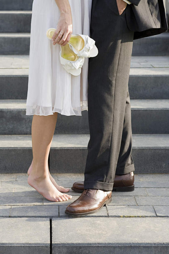 西方人,两个人,站,竖图,室外,白天,侧面,高跟鞋,裙子,爱情,时尚,楼梯,帽子,鞋子,欧洲,欧洲人,阴影,连衣裙,光线,影子,阶梯,浪漫,两双,相视,台阶,阳光,遮阳帽,站着,温暖,温馨,面对面,恩爱,恋人,踮脚,对视,和睦,时髦,相对,相看,一顶,时兴,男人,男性,年轻男性,年轻女性,女人,女性,白种人,情侣,站立,半身,彩图,皮鞋,伴侣,融洽