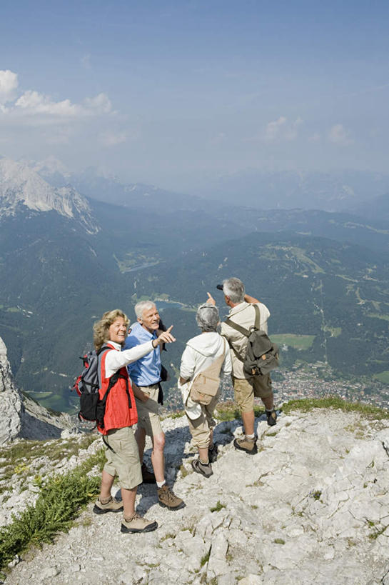 西方人,四个人,夫妻,伙伴,朋友,站,竖图,俯视,室外,白天,运动服,爱情,旅游,度假,友谊,草地,草坪,美景,山,山脉,植物,德国,欧洲,欧洲人,指,阴影,服装,光线,包,影子,景观,山峰,云,云朵,山峦,浪漫,云彩,旅行包,注视,指点,娱乐,草,衣服,蓝色,绿色,白云,蓝天,天空,阳光,自然,背包,群山,天,观察,看,站着,享受,休闲,景色,恩爱,放松,恋人,服饰,晴朗,观看,察看,指向,衣着,西欧,穿着,关注,自然风光,德意志联邦共和国,旅游包,巴伐利亚,巴伐利亚州,拜恩州,拜恩自由州,衣饰,友情,老年男性,老年女性,男人,男性,女人,女性,白种人,夫妇,情侣,晴空,站立,彩图,高角度拍摄,全身,伴侣,双肩包,运动装