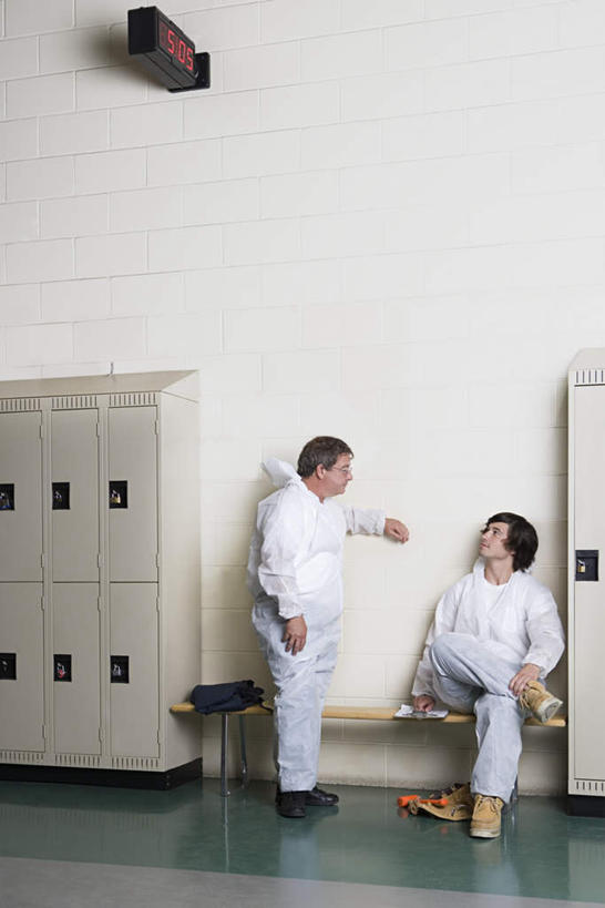 西方人,两个人,伙伴,朋友,站,坐,说,竖图,室内,白天,正面,工作服,制服,讨论,友谊,合作,团队,柜子,椅子,欧洲,欧洲人,指,墙,储物柜,注视,指点,墙壁,墙面,观察,看,站着,战略,观看,察看,指向,储存,关注,联合,合谋,工作制服,储备,蕴藏,贮备,交流,配合,协作,男人,男性,年轻男性,中年男性,白种人,沟通,讲话,交谈,商讨,说话,谈话,站立,坐着,彩图,全身,工作套服,贮存