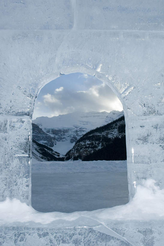 无人,竖图,室外,白天,正面,旅游,度假,美景,山,雪,雪山,大雪,窗户,雕塑,加拿大,阴影,朦胧,模糊,艺术,装饰,光线,雕刻,雕像,影子,冰,积雪,景观,山峰,雪景,云,云朵,冬季,冬天,山峦,云彩,娱乐,玻璃窗,蓝色,白云,蓝天,天空,自然,工艺品,天,享受,休闲,景色,放松,寒冷,晴朗,纪念,美术,冰冷,北美,北美洲,国家公园,自然风光,冰雕,主题,美洲,陈列,阿尔伯塔省,班夫国家公园,阿尔伯塔,功能,美学,北亚美利加洲,亚美利加洲,严寒,冰凉,酷寒,凛冽,凛凛,极冷,艾伯塔,艾伯塔省,露易斯湖,晴空,彩图
