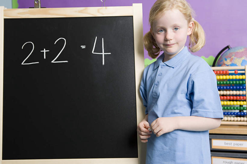 西方人,儿童,一个人,站,笑,微笑,横图,室内,白天,正面,纯洁,算盘,仪器,海洋,地图,欧洲,欧洲人,仅一个女性,仅一个人,一排,服装,古老,整齐,计算,科学,网格,标志,地球仪,数字,文字,线条,字符,世界地图,墙,地球,陆地,办公用品,全球,注视,休闲装,文化,标识,传统,墙壁,墙面,球,排列,小孩,衣服,紫色,经纬线,模型,黑板,观察,看,站着,仅一个小孩,休闲,球体,休闲服,可爱,童年,童趣,教学,理财,财务,地理,国家,阿拉伯数字,服饰,观看,大陆,察看,世界,队列,关注,数学,纬线,版图,经线,童真,烂漫,无邪,经纬仪,地理学,耐磨,教学黑板,天真,珠算,女孩,女人,女性,白种人,孩子,站立,半身,彩图,大洋,大洲,女生