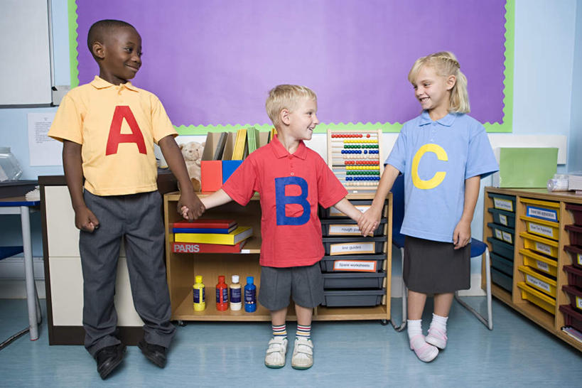 西方人,儿童,三个人,伙伴,朋友,学校,站,握手,笑,微笑,横图,室内,白天,正面,友谊,纯洁,算盘,柜子,椅子,欧洲,非洲,黑人,欧洲人,一排,服装,古老,整齐,计算,科学,英文,标志,文字,字符,塑料,字母,墙,办公用品,储物柜,注视,休闲装,文化,标识,传统,校园,墙壁,墙面,排列,小孩,衣服,白色,黑板擦,塑料制品,黑板,观察,看,站着,休闲,教室,休闲服,可爱,童年,童趣,教学,理财,财务,服饰,观看,英文字母,察看,储存,队列,关注,数学,童真,烂漫,无邪,耐磨,储备,蕴藏,贮备,教学黑板,天真,友情,珠算,男孩,男人,男性,女孩,女人,女性,白种人,非洲人,搀手,拉手,手拉手,手握手,站立,彩图,全身,贮存,男生,女生