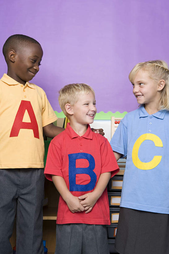 西方人,儿童,三个人,伙伴,朋友,学校,站,笑,微笑,竖图,室内,白天,正面,友谊,纯洁,算盘,柜子,椅子,欧洲,非洲,黑人,欧洲人,一排,握,服装,古老,整齐,计算,科学,英文,标志,文字,字符,塑料,字母,墙,办公用品,储物柜,扭头,注视,休闲装,文化,标识,传统,校园,墙壁,墙面,排列,小孩,衣服,白色,黑板擦,塑料制品,黑板,观察,看,站着,转头,休闲,教室,休闲服,可爱,童年,童趣,教学,握着,理财,财务,服饰,观看,英文字母,察看,储存,队列,关注,数学,童真,烂漫,无邪,耐磨,储备,蕴藏,贮备,教学黑板,天真,友情,珠算,男孩,男人,男性,女孩,女人,女性,白种人,非洲人,站立,半身,彩图,贮存,男生,女生